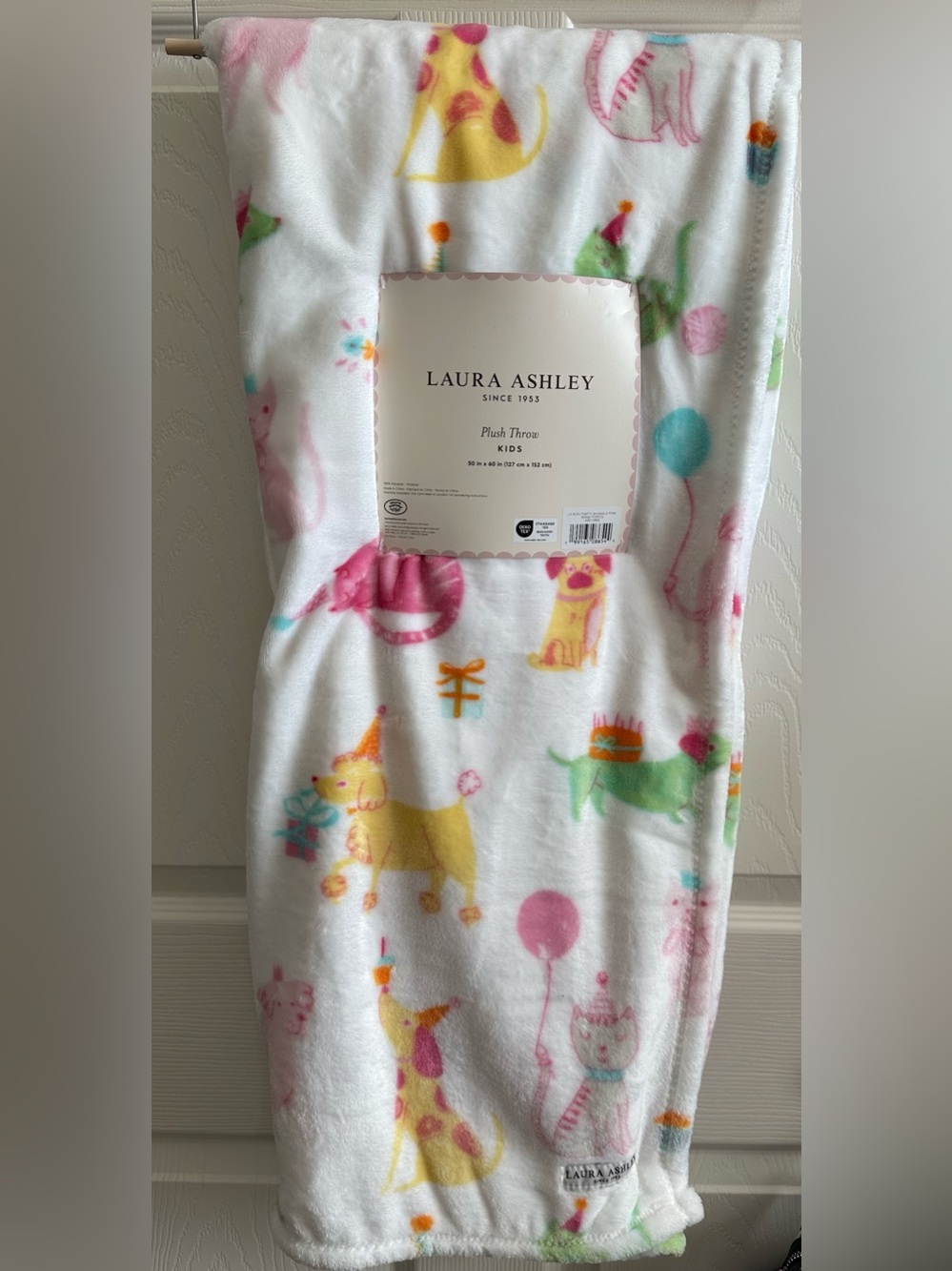 Blanket doggy happy birthday celebration white and multicolored 50x60” new